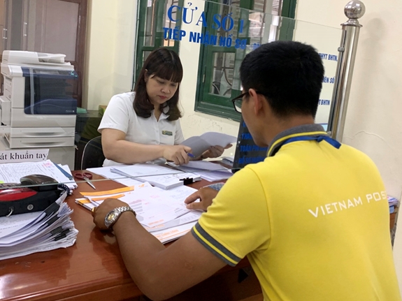 Nhân viên Bưu điện Thành phố Hưng Yên chuyển hồ sơ yêu cầu giải quyết thủ tục hành chính của người dân tới Bảo hiểm xã hội tỉnh để giải quyết.